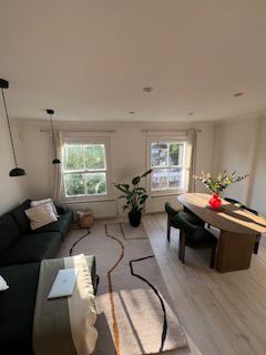 Room Cornwall Crescent in Greater London
