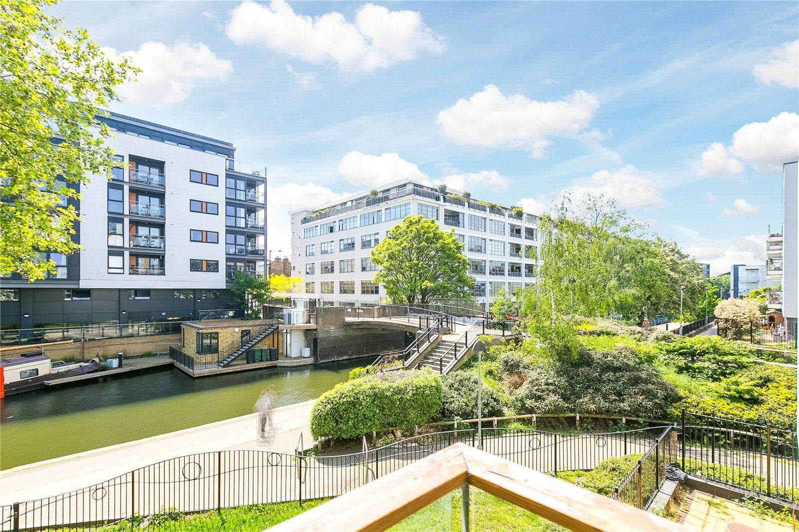 Flat Canalside Square in Greater London