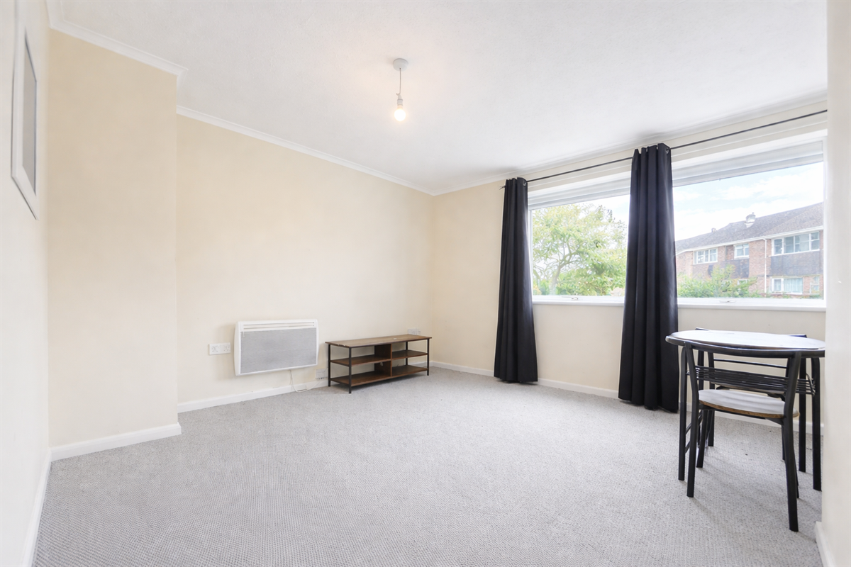Flat Dearne Walk in Bedford