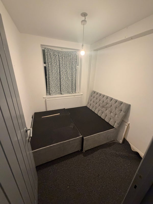 Flat Dunbar Avenue in Greater London