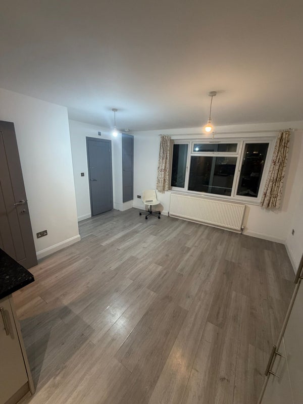 Flat Dunbar Avenue in Greater London