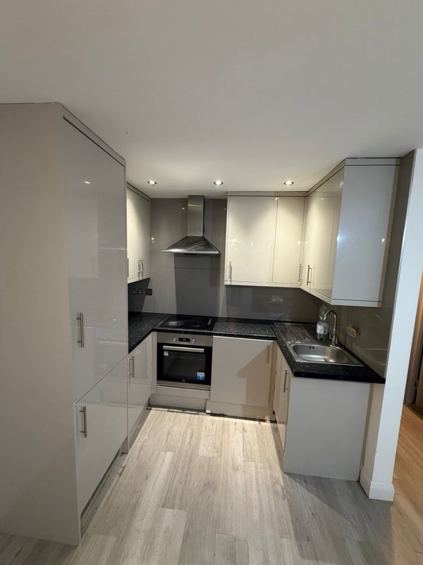 Flat Dunbar Avenue in Greater London