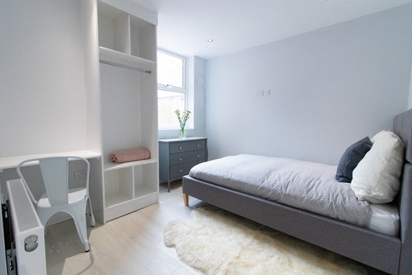 Room Lidderdale Road in Liverpool