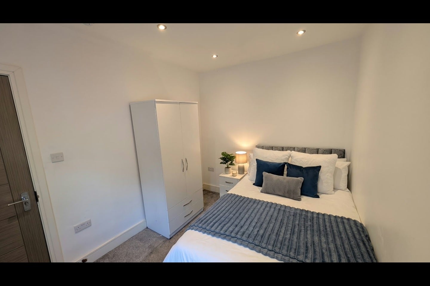 Room Harwoods Road in Watford
