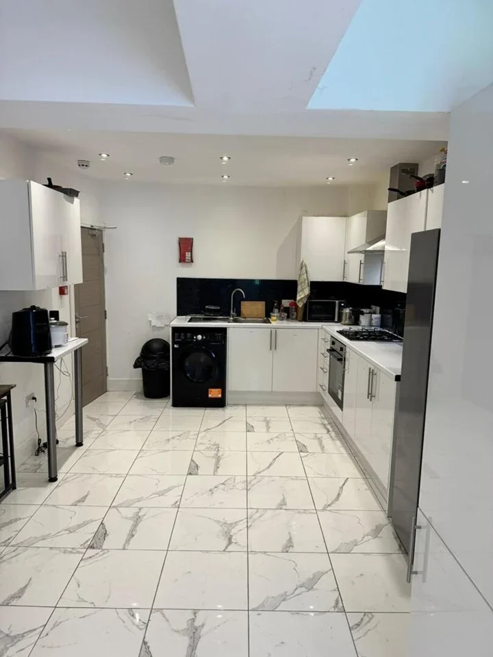 Room Harwoods Road in Watford