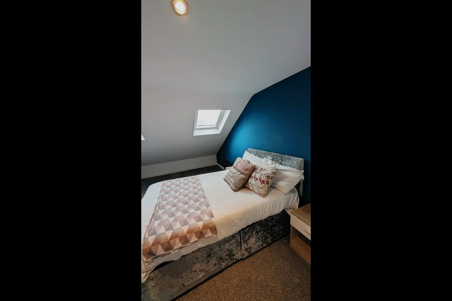 Room Harwoods Road in Watford