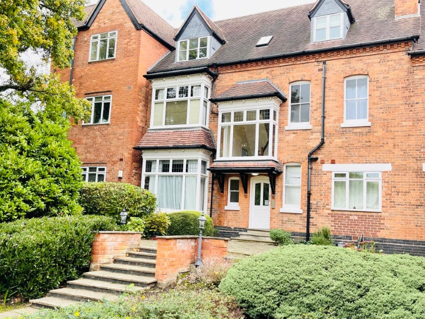 Flat Kineton Green Road in Metropolitan Borough of Solihull