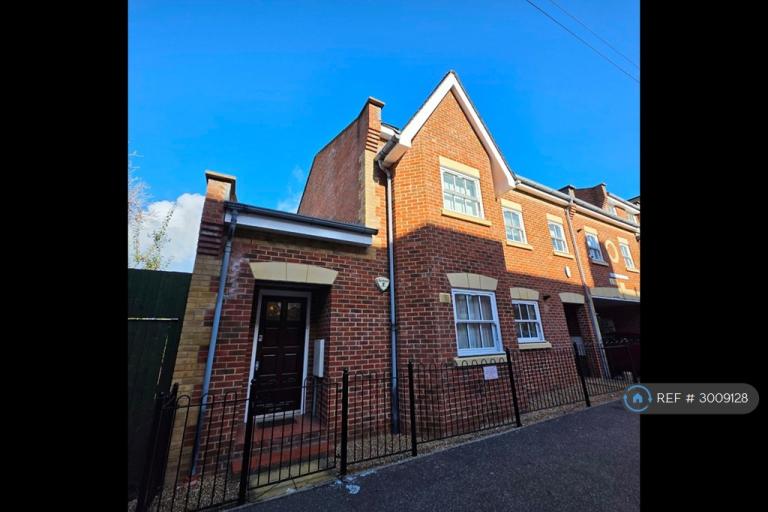 Flat Sandfield Court in Guildford