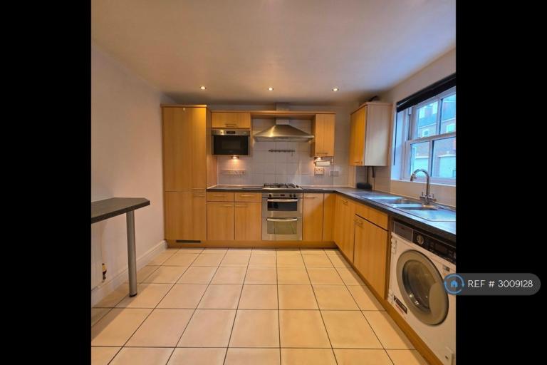 Flat Sandfield Court in Guildford