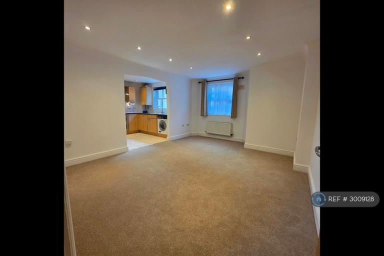 Flat Sandfield Court in Guildford