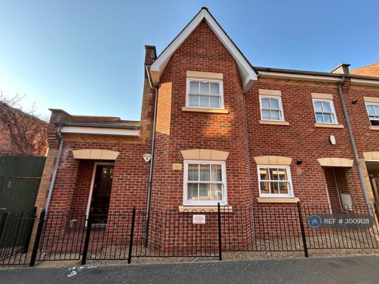 Flat Sandfield Court in Guildford