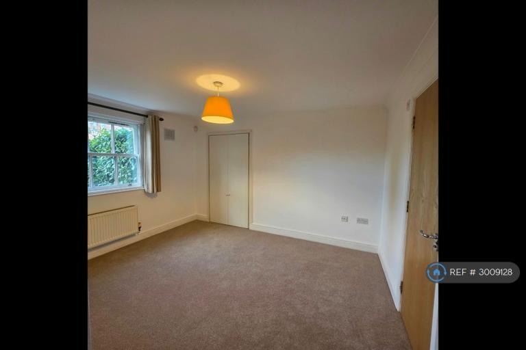 Flat Sandfield Court in Guildford