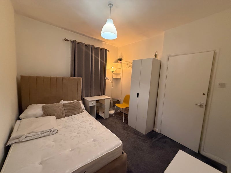 Room Risley Avenue in Greater London