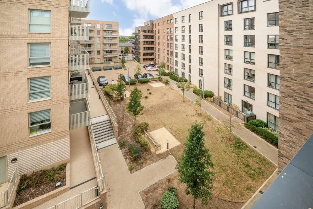 Flat Pinder Road in Greater London