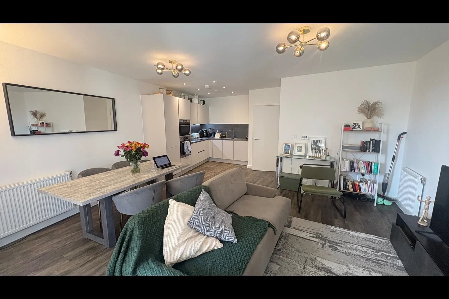 Flat Pinder Road in Greater London