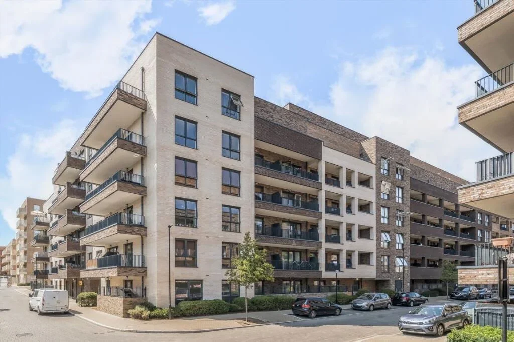 Flat Pinder Road in Greater London