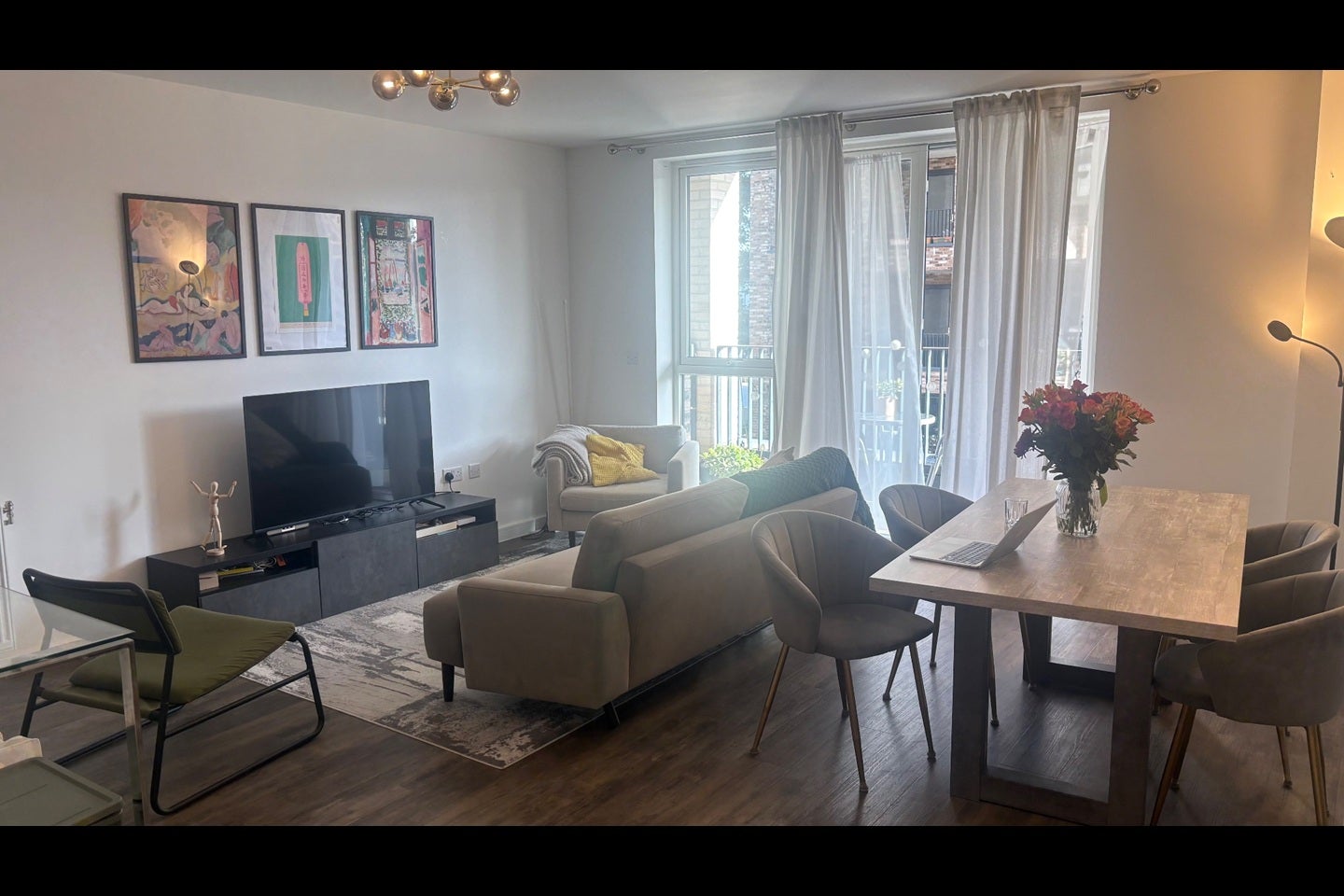 Flat Pinder Road in Greater London