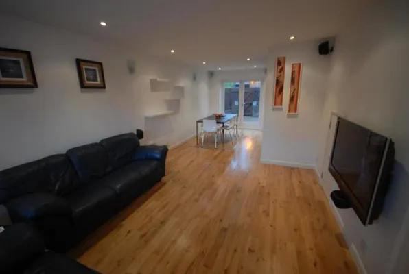 Room Discovery Walk in Greater London
