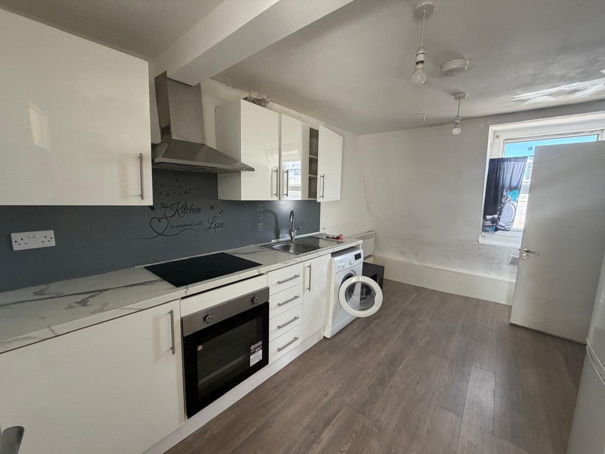 Flat Lewisham Way in Greater London