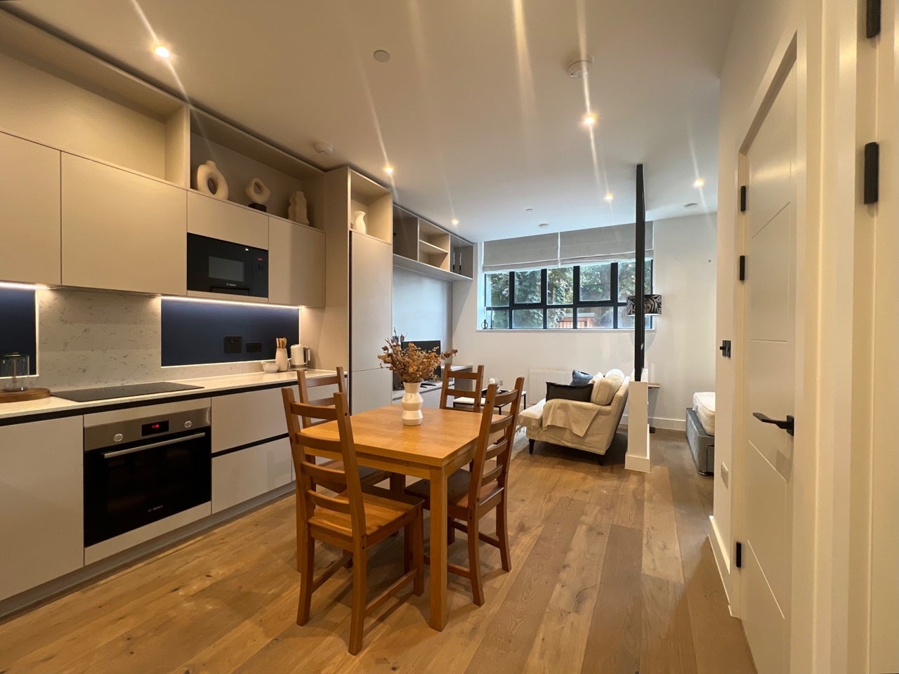 Flat Balham High Road in Greater London