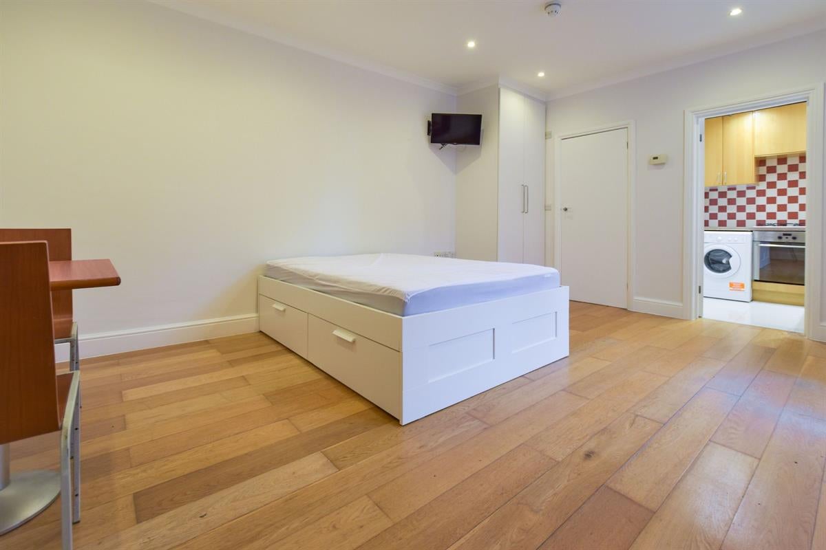 Flat Fortune Green Road in Greater London