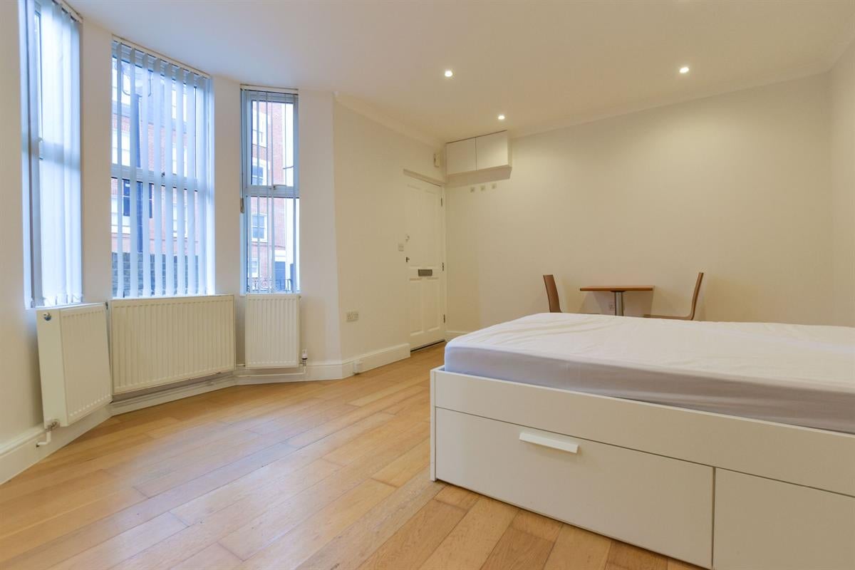 Flat Fortune Green Road in Greater London