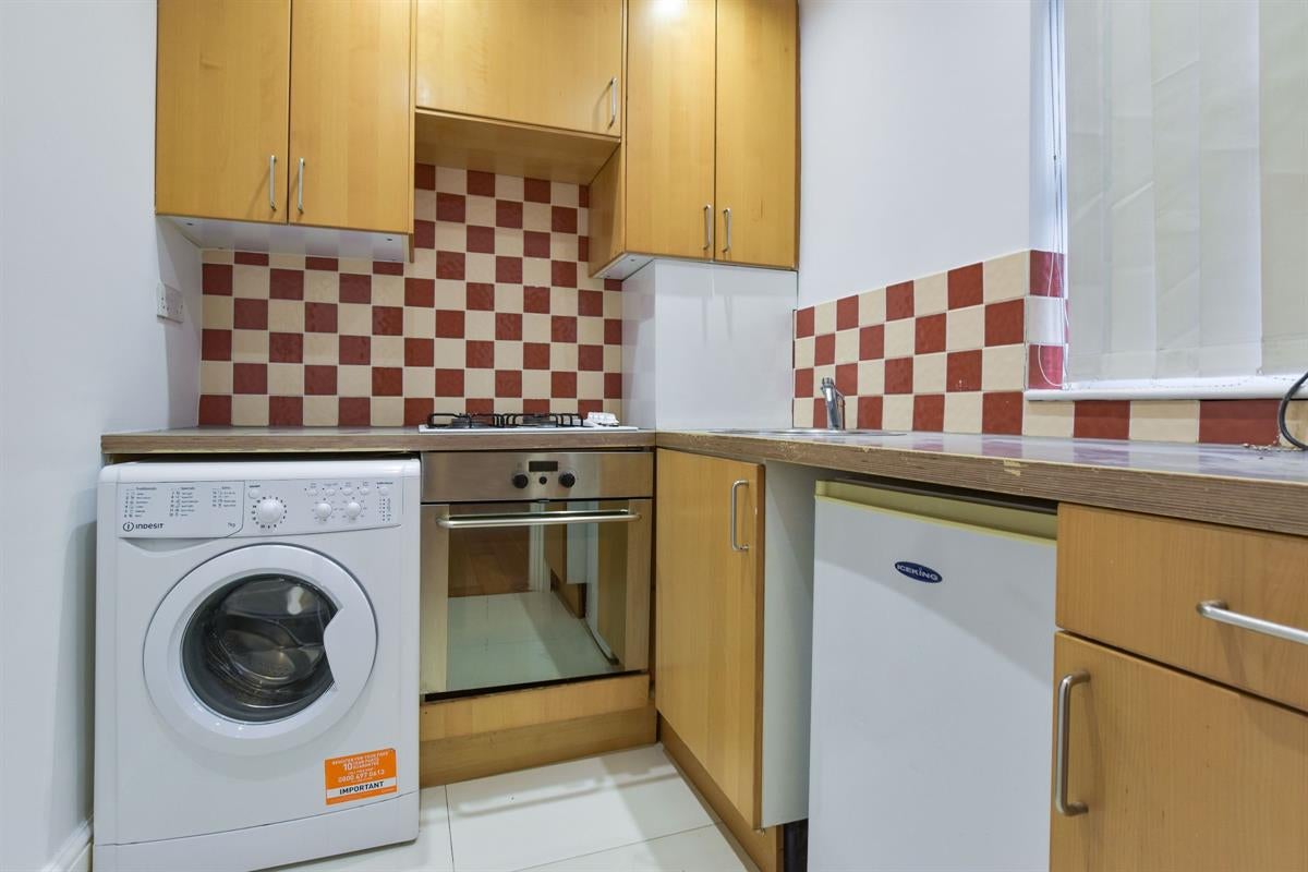 Flat Fortune Green Road in Greater London