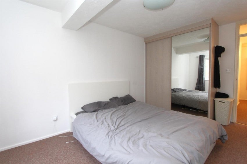 Flat Butlers Close in Bristol