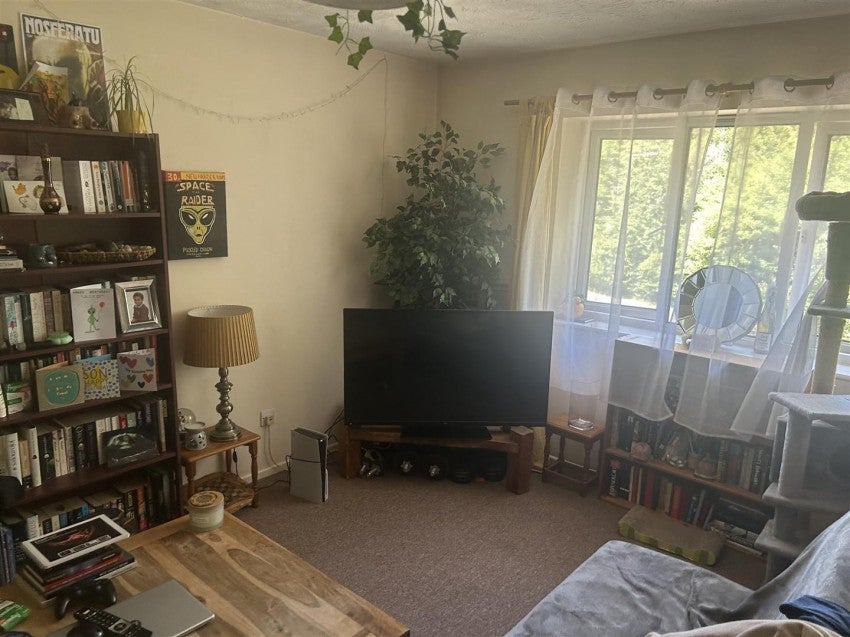 Flat Butlers Close in Bristol