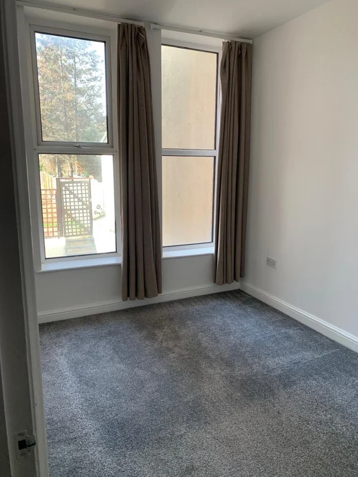 Flat Vicarage Road in Greater London