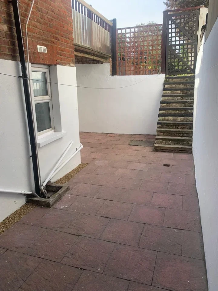 Flat Vicarage Road in Greater London