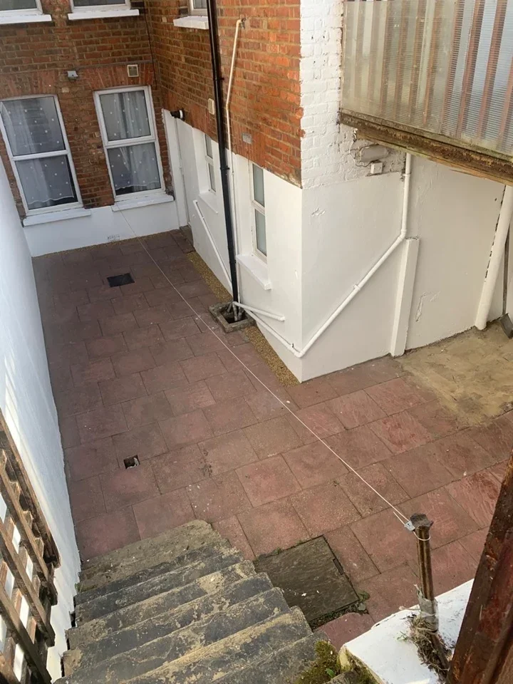 Flat Vicarage Road in Greater London