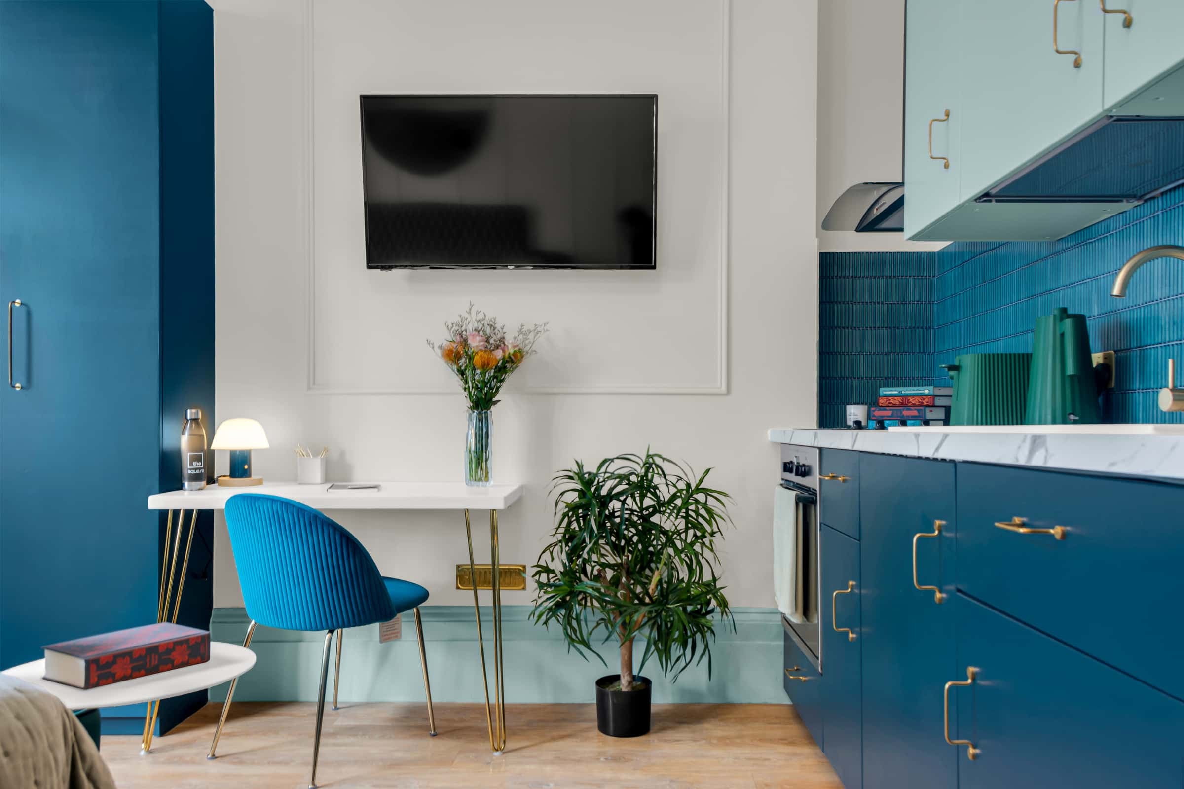 Flat Eardley Crescent in Greater London
