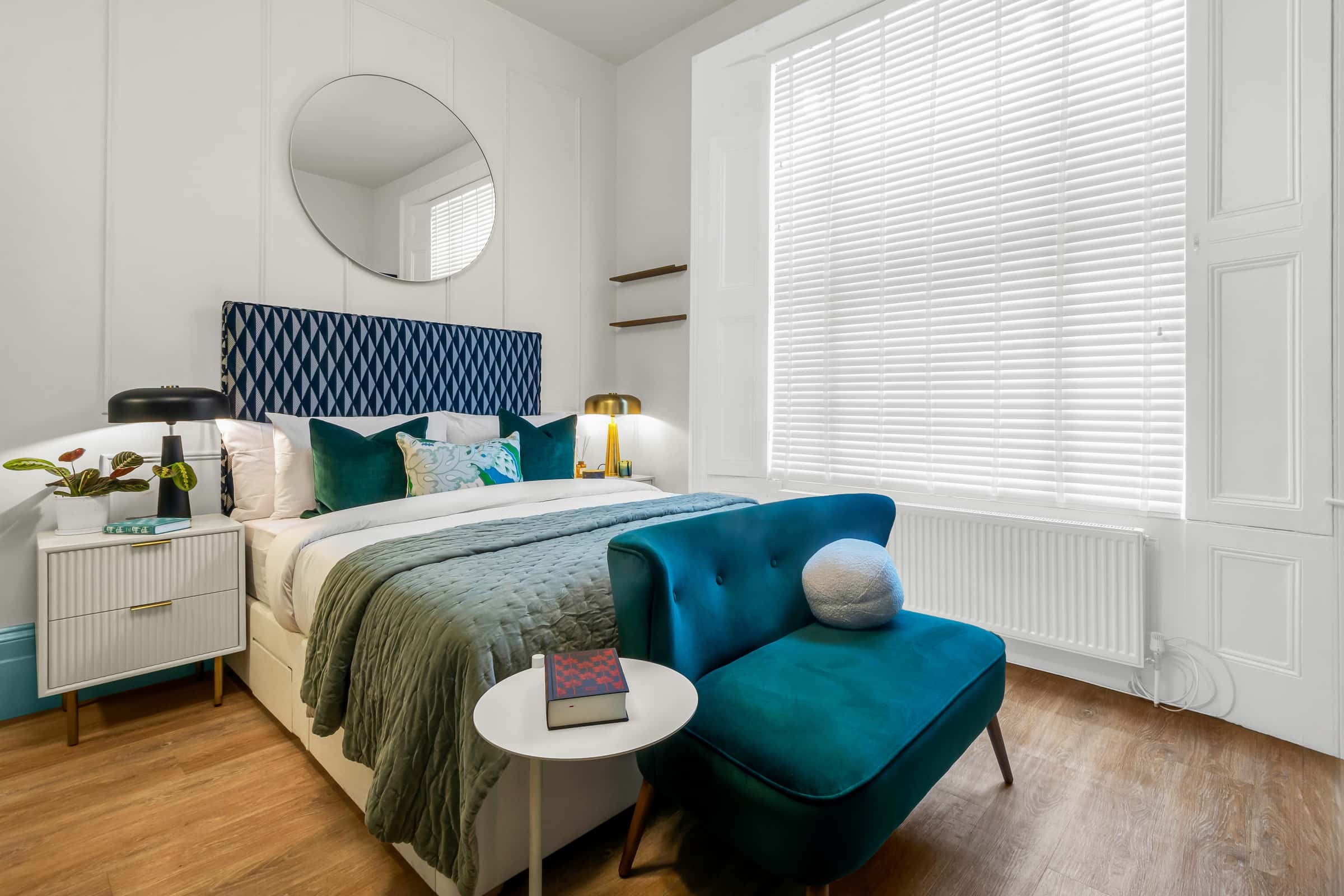 Flat Eardley Crescent in Greater London
