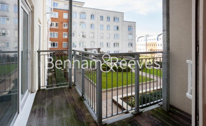 Flat Boulevard Drive in Greater London