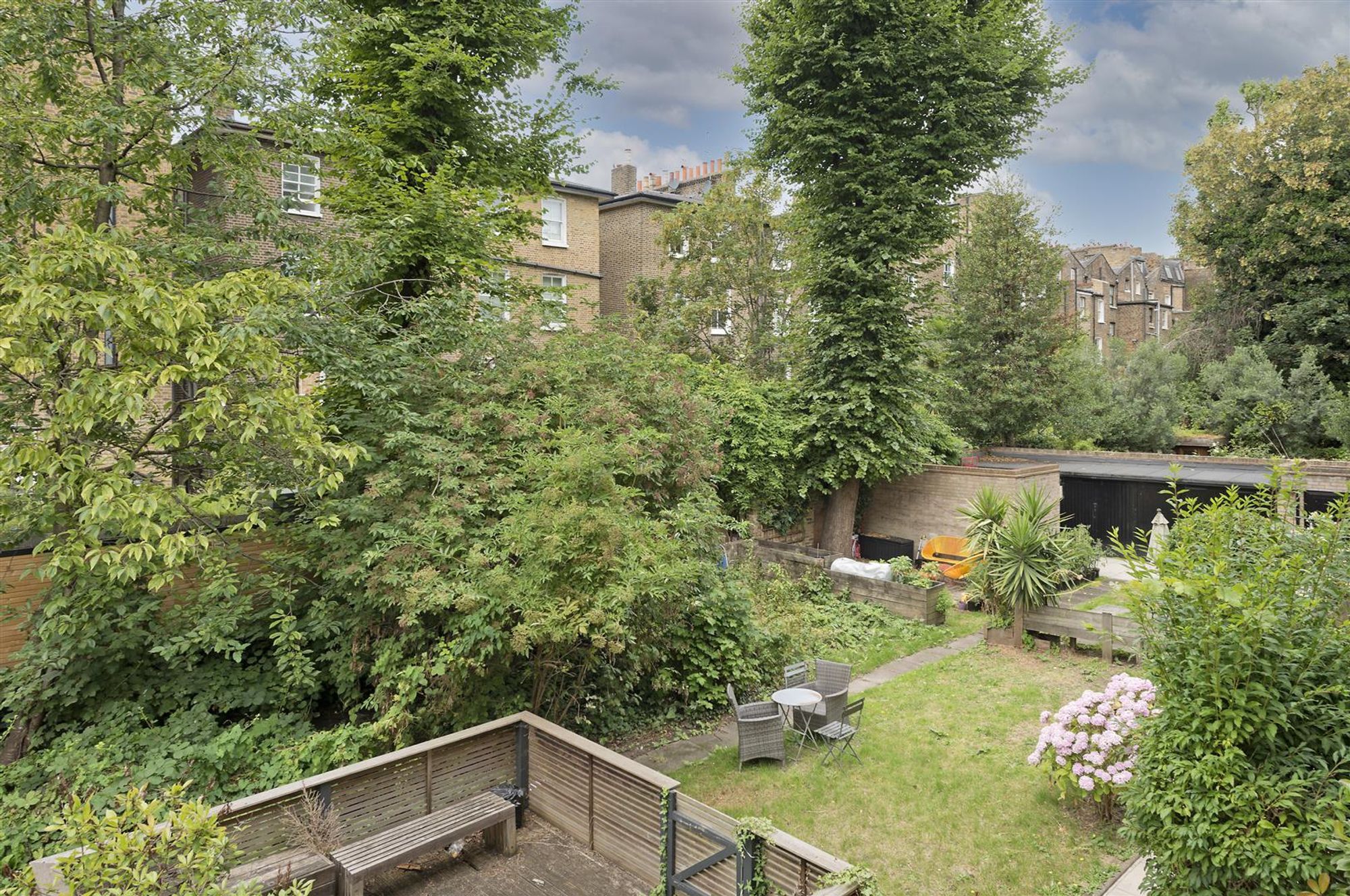 Flat Fellows Road in Greater London
