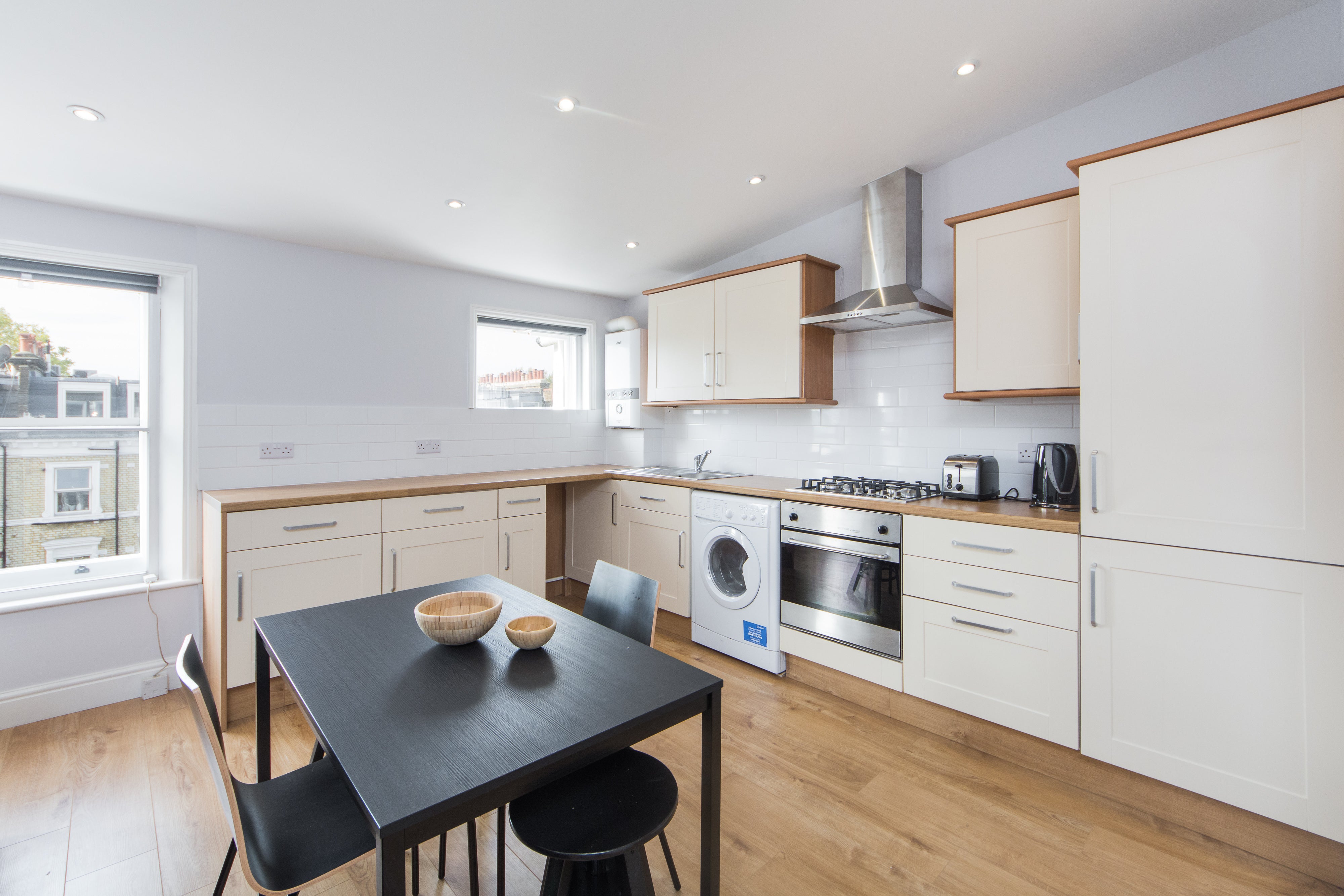 Flat Holland Road in Greater London