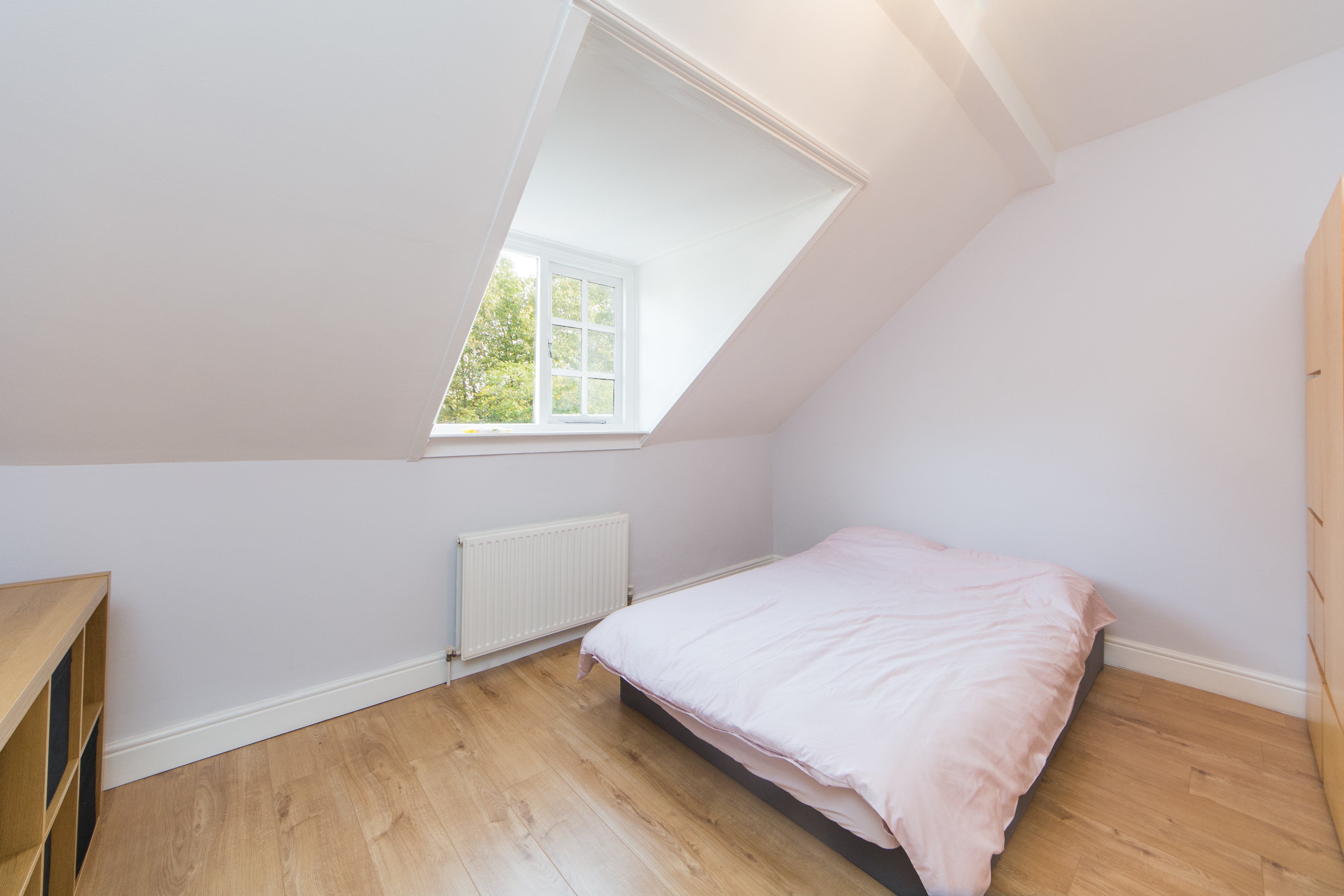 Flat Holland Road in Greater London