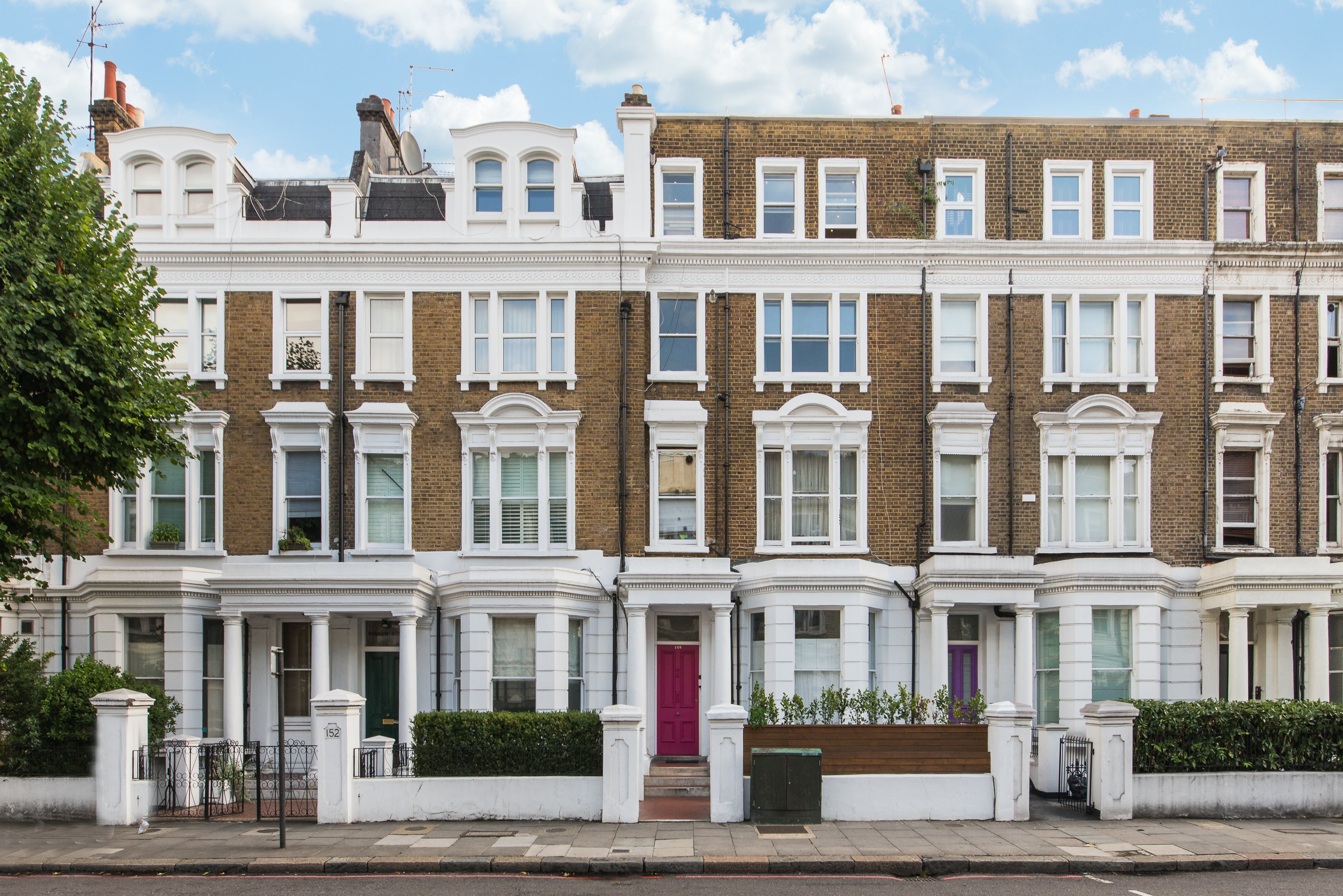 Flat Holland Road in Greater London