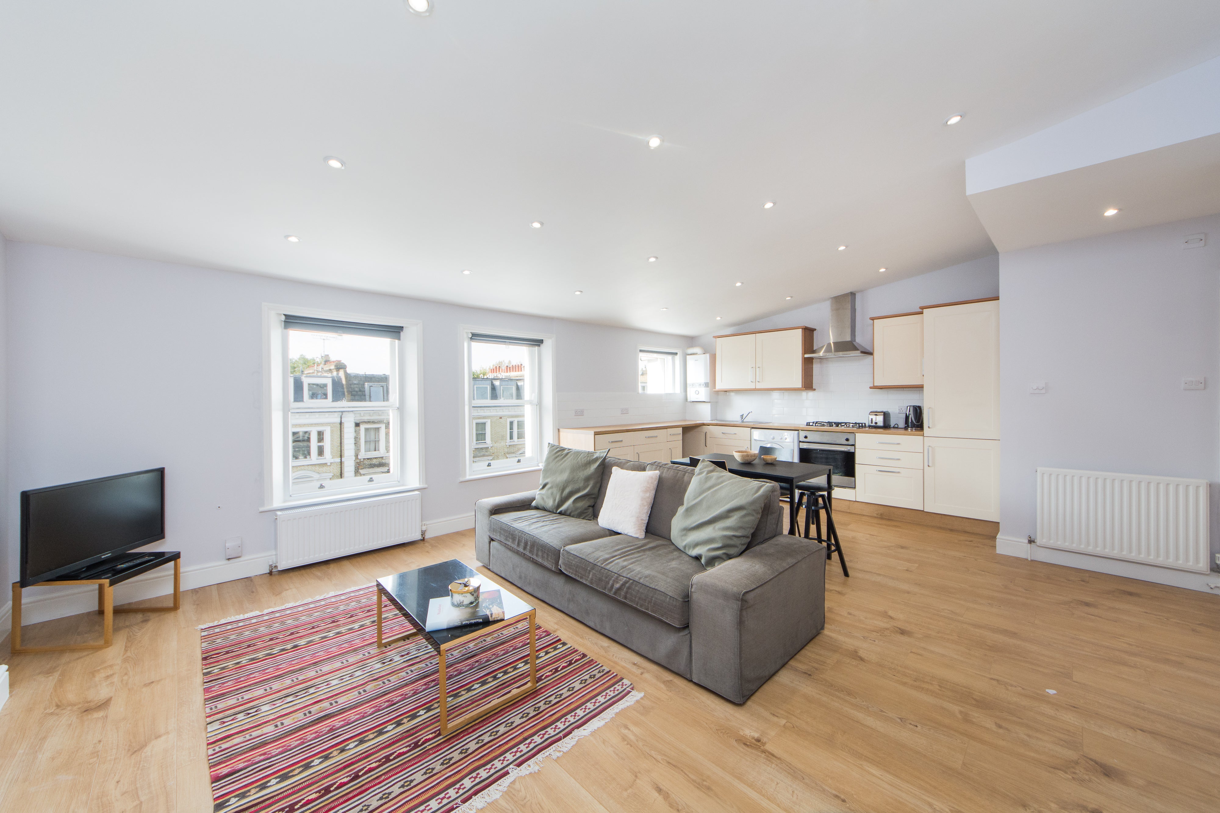 Flat Holland Road in Greater London