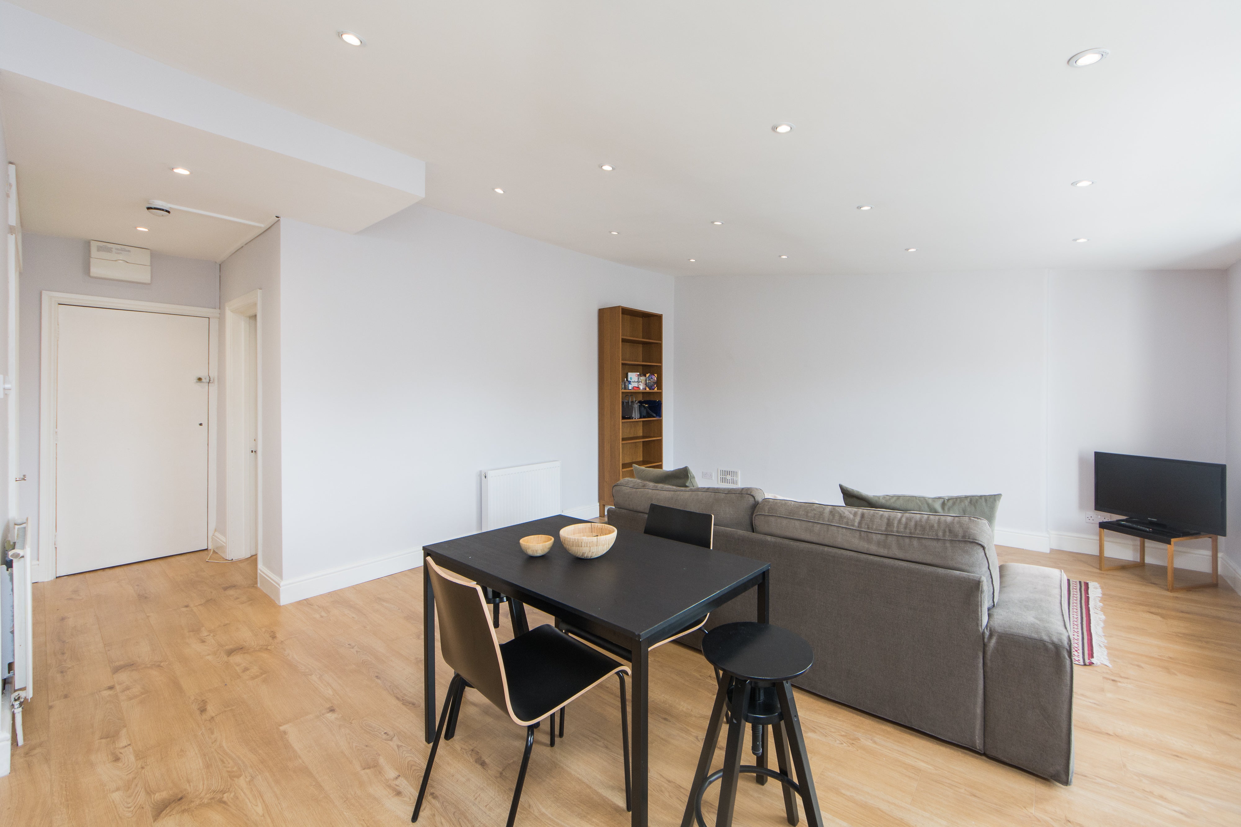 Flat Holland Road in Greater London