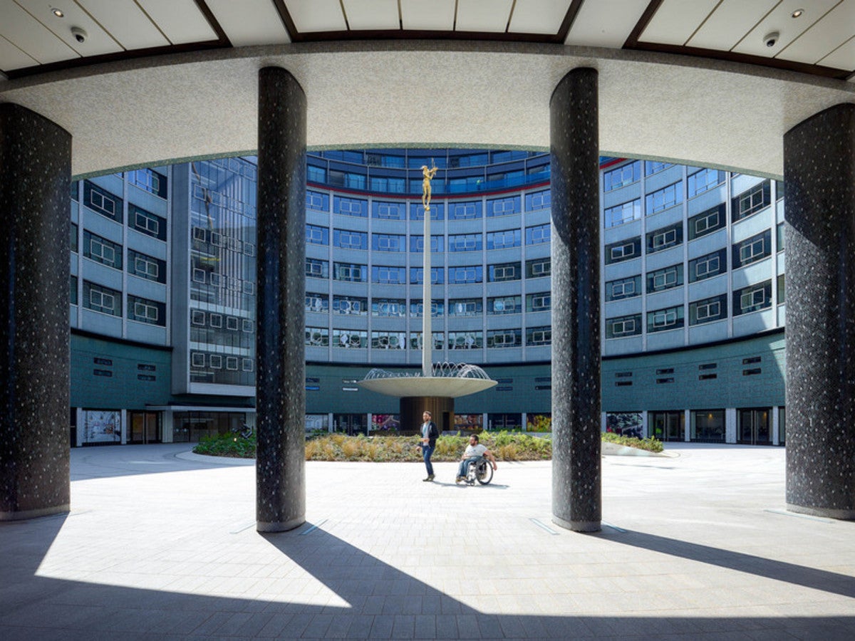 Flat Fountain Park Way in Greater London