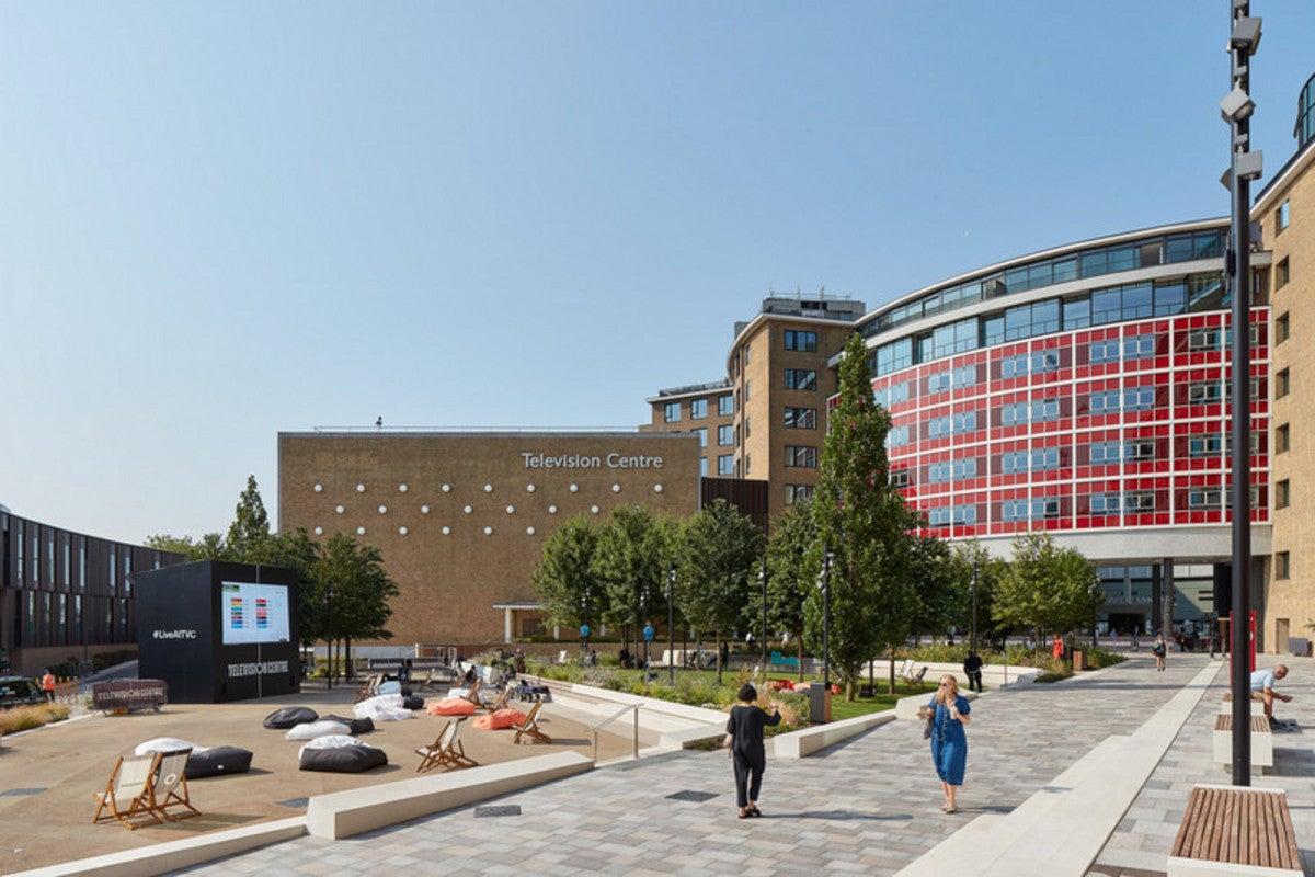 Flat Fountain Park Way in Greater London
