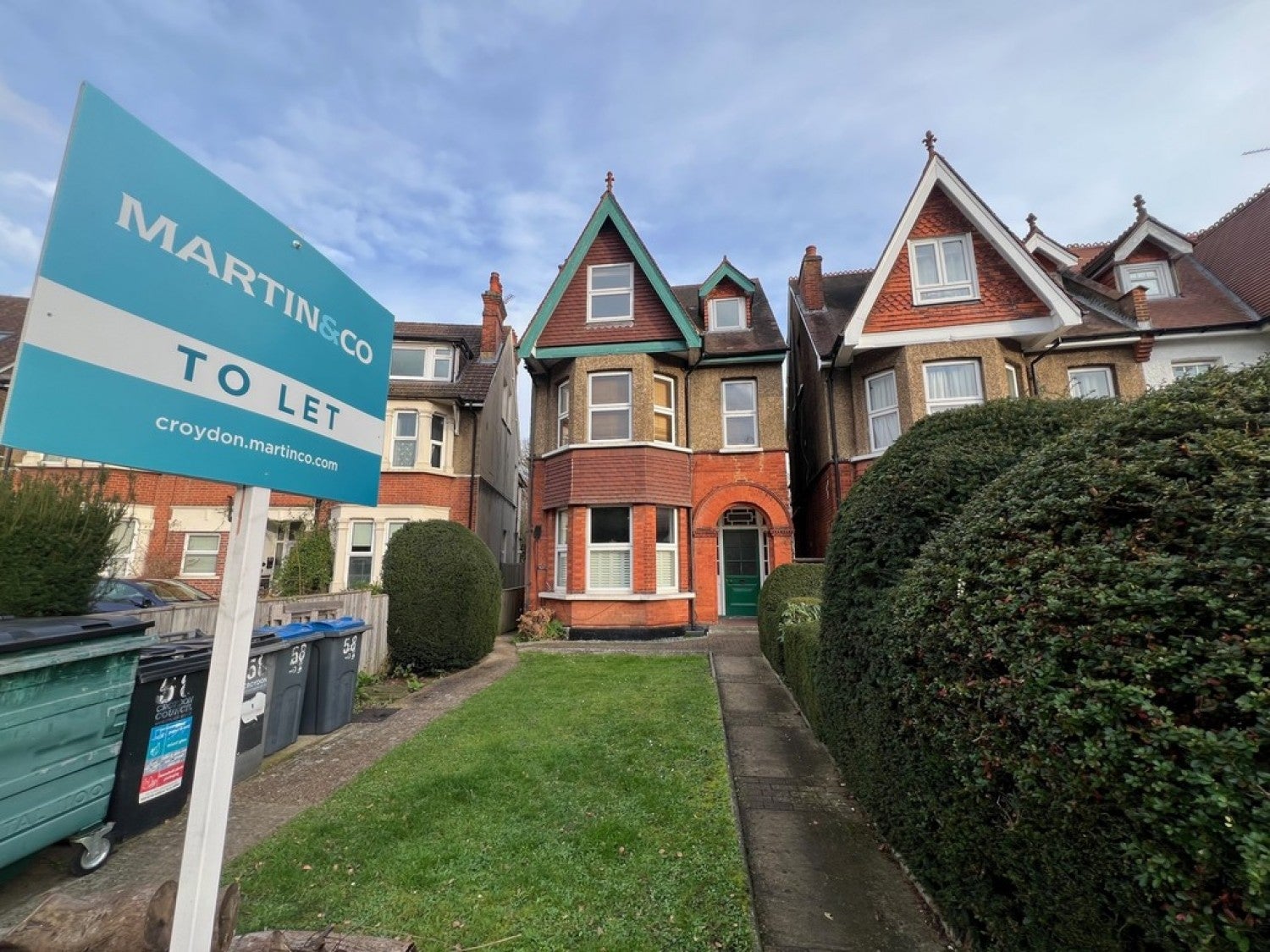 Flat Haling Grove in Greater London