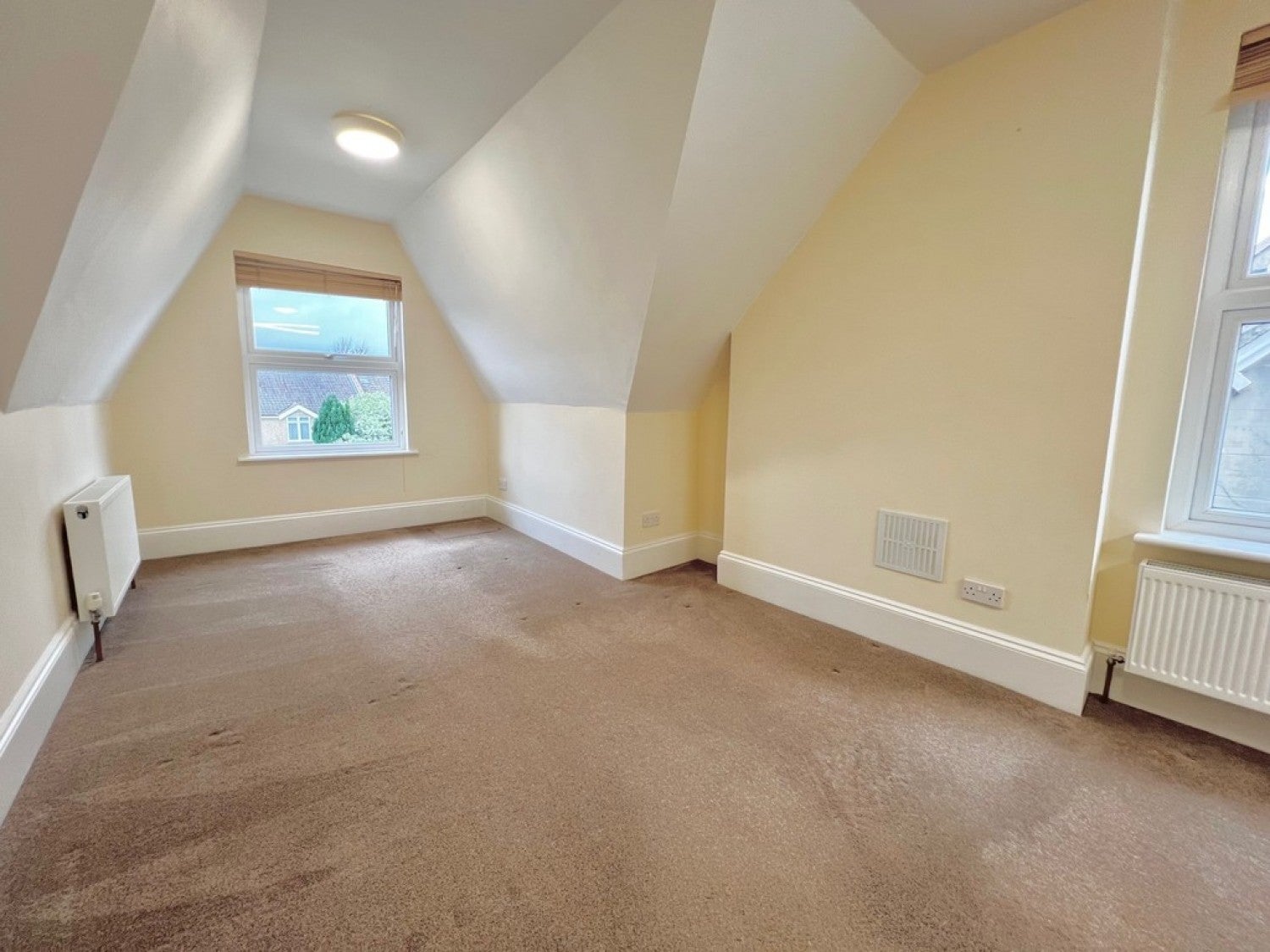 Flat Haling Grove in Greater London