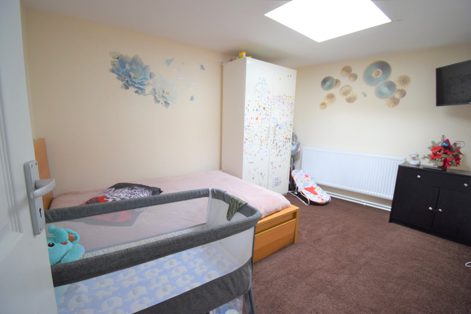 Flat Mayesbrook Road in Greater London
