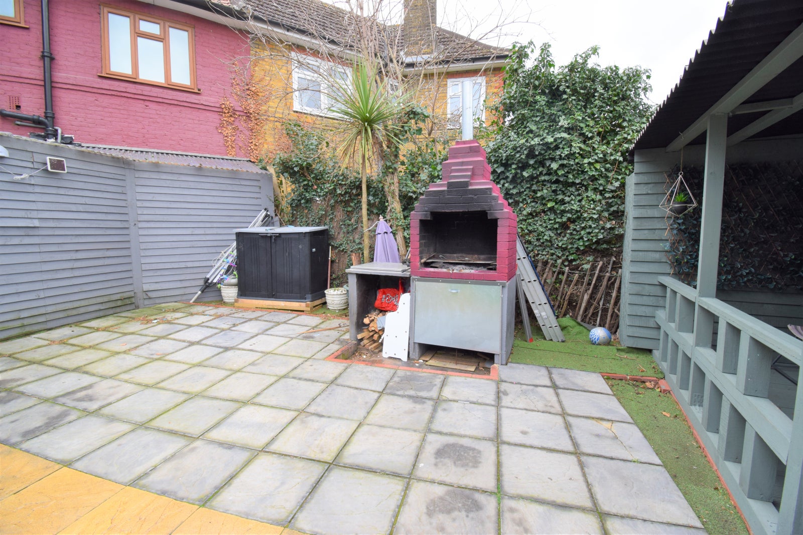 Flat Mayesbrook Road in Greater London