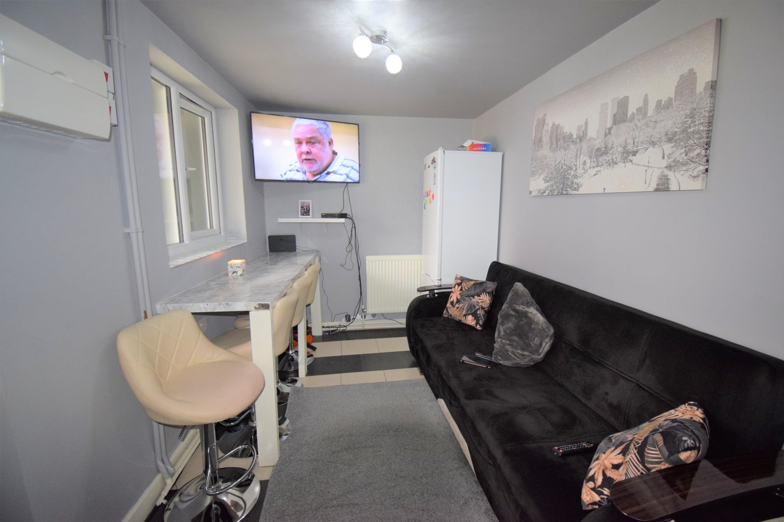 Flat Mayesbrook Road in Greater London