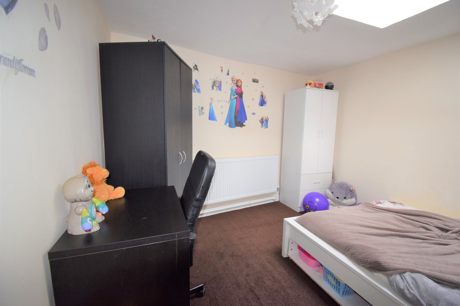 Flat Mayesbrook Road in Greater London