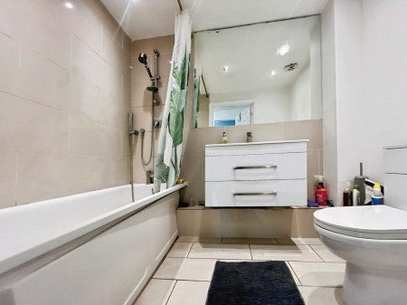 Flat Blackburn Way in Greater London